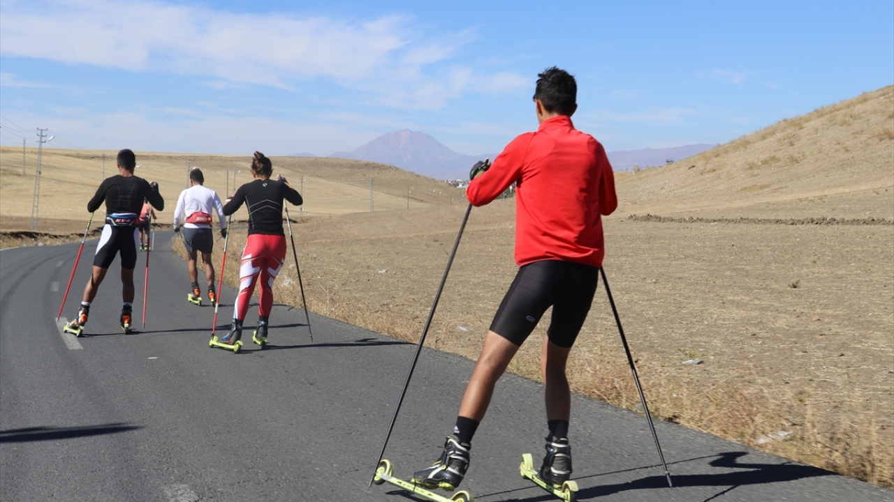 Kışın sıfırın altında 35 derecede, yazın da kavurucu sıcakta çalışmalarına ara vermeden devam eden sporcular, uluslararası yarışmalar ve Çin`in başkenti Pekin`de gerçekleştirilecek 2022 Kış Olimpiyatları`na katılma hayaliyle asfaltta ter döküyor. 
