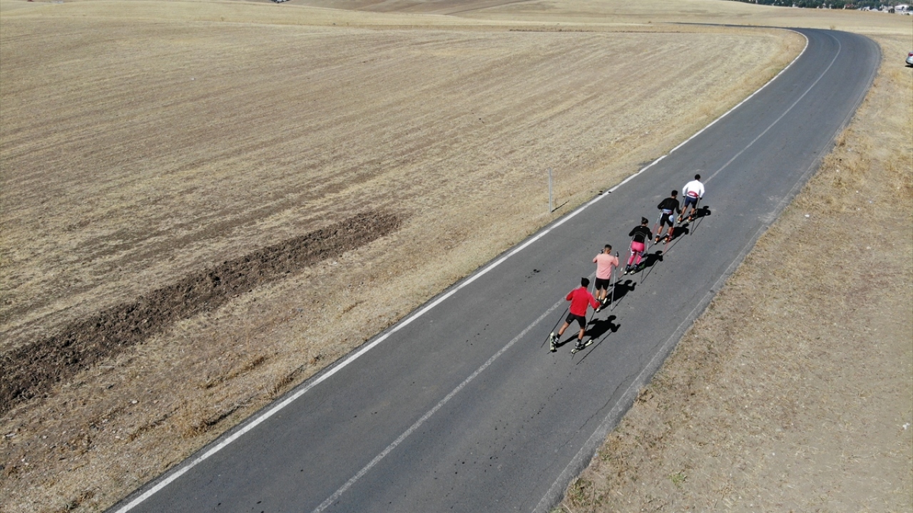 Sporcuların zorlu çalışmaları, AA ekibince drone ile havadan görüntülendi. 