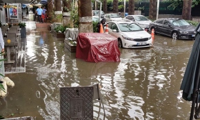 İzmir'de sokaklar göle döndü