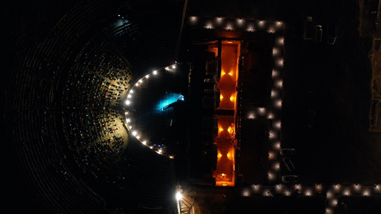 Cumhurbaşkanı Recep Tayyip Erdoğan tarafından 2020`nin "Patara Yılı" ilan edilmesi sonrasında antik kentte bu yıl yapılan restorasyonun ardından gerçekleştirilen ilk tiyatro gösterisine sanatseverler ilgi gösterdi.