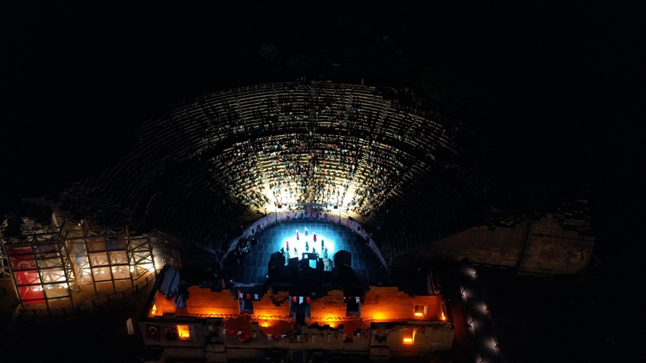 Sadık Şendil`in yazdığı ve sinema sanatçısı Müfit Kayacan ile Ahmet Gülhan`ın yönettiği 2 perdelik oyun, 1 saat sürdü.