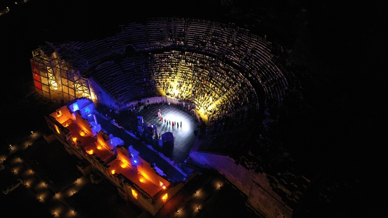 Kaş Kaymakamı Şaban Arda Yazıcı, yaptığı konuşmada, Yeşilköy Halk Tiyatrosu oyuncularının, Likya`nın başkenti Patara`da, dünyanın ilk demokratik meclisinin bulunduğu alanda başarılı bir oyun sahnelediğini söyledi.