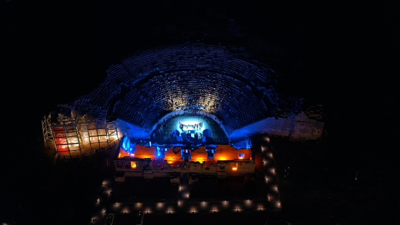 Kaş Belediye Başkanı Mutlu Ulutaş ise 1500 yıl sonra tarihi mekanda tiyatro oyununun sahnelenmesinin kendisini heyecanlandırdığını ifade etti.