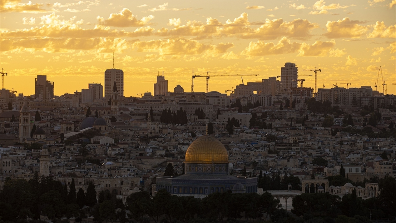 Fotoğrafta Mescid-i Aksa ve Kubbet`us-sahra camilerinin bulunduğu Harem-i Şerif yerleşkesi görünüyor.