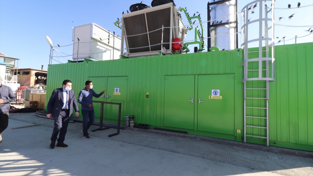 Sayan, burada yaptığı açıklamada, Ağrı`nın çöp atıklarının ekonomiye kazandırılmasının kente ayrı bir değer katacağını ifade etti.