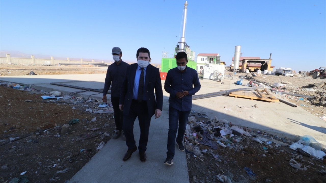 Sayan, katı atık depolama alanında hayata geçirilecek birleşik yenilenebilir  elektrik üretim tesisiyle yaklaşık 10 bin 400 hanenin yıllık elektrik ihtiyacının karşılanacağına dikkati çekti.