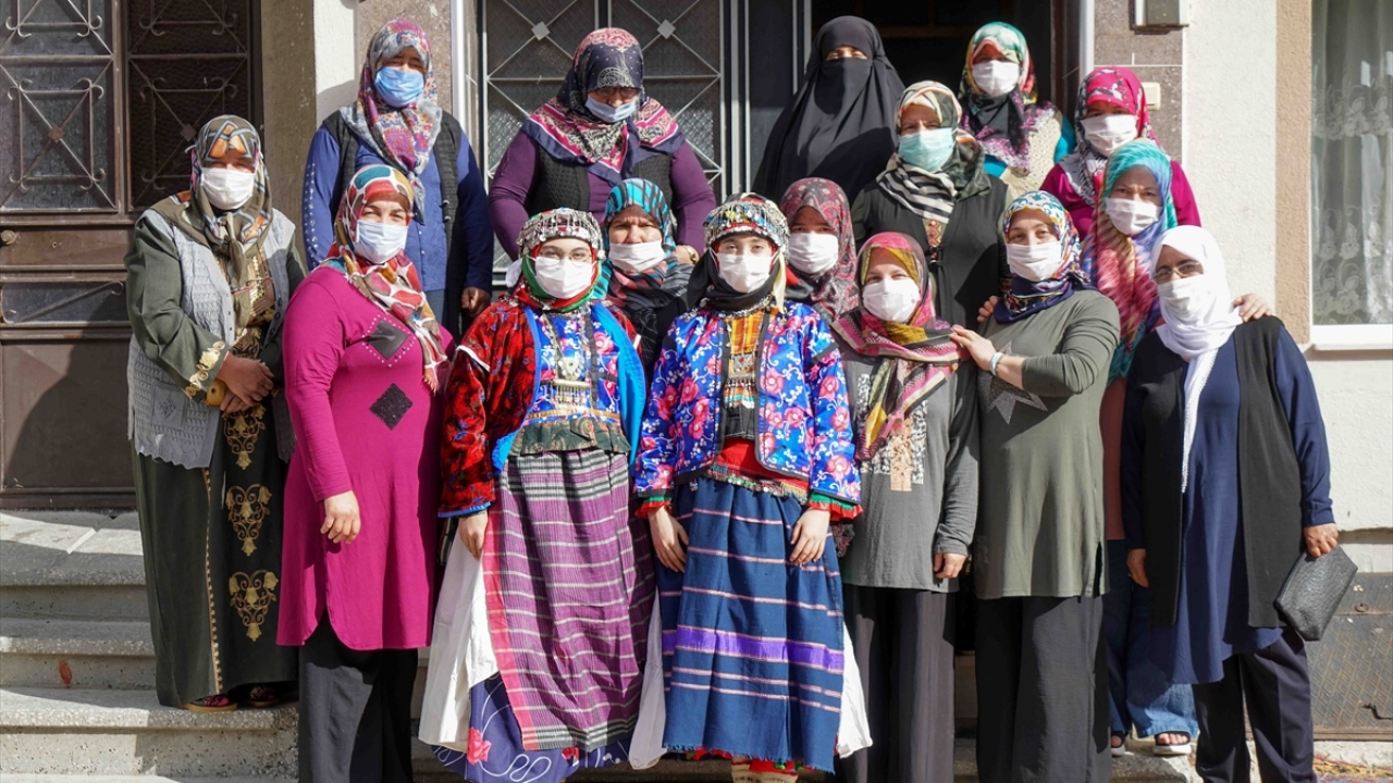 Karakova Mahallesi Muhtarı Mehmet Demirel`in öncülüğünde Tavşanlı Sosyal Hizmet Merkezi, Çalışma ve İş Kurumu (İŞKUR) ile Halk Eğitim Merkezince halı dokuma kursu açıldı.