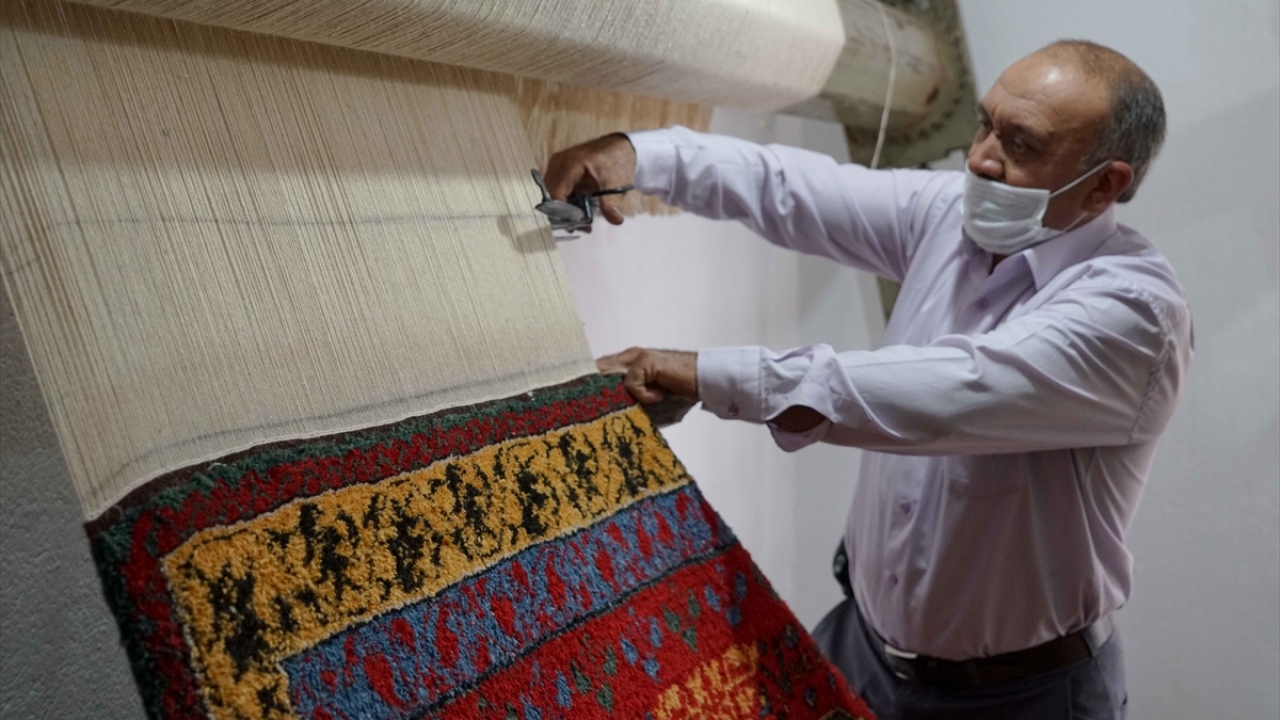 Mahallede yaşayan kadınlar hem dokuma işini öğreniyor hem de para kazanarak ev ekonomilerine katkı sağlıyor.