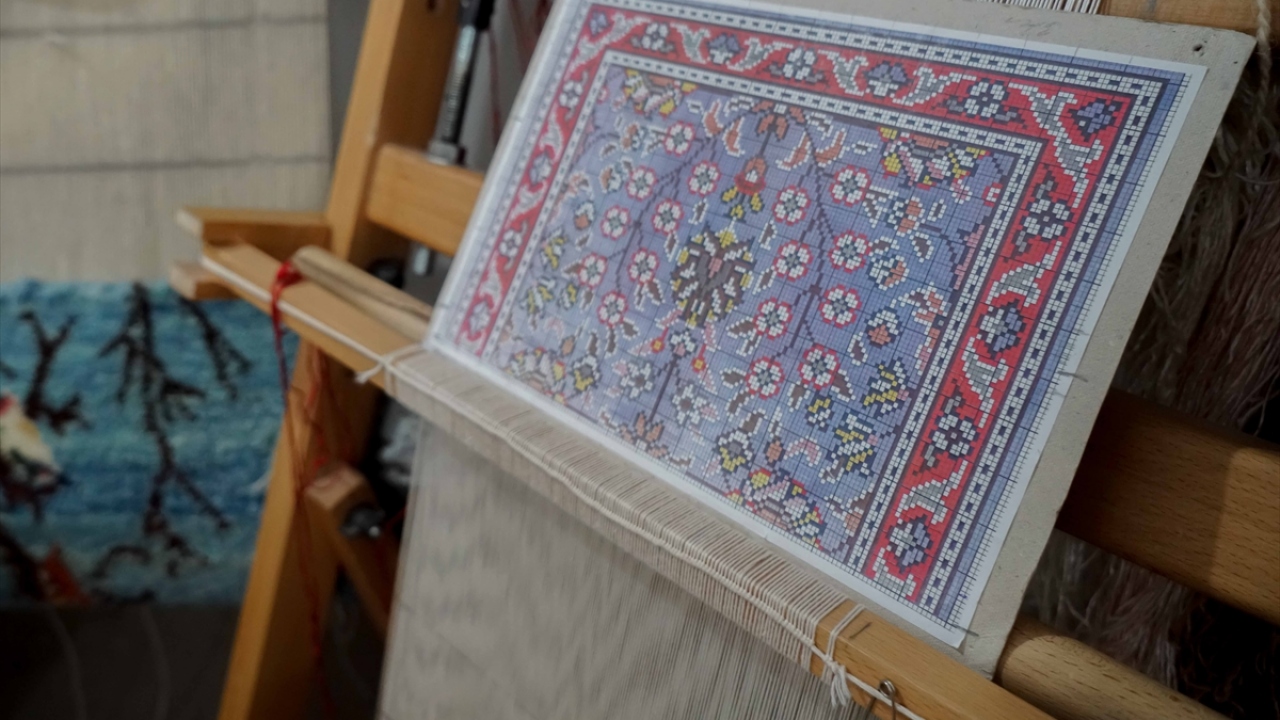 Yeni tip koronavirüs (Covid-19) salgını nedeniyle katılımcı sayısı azaltılan kursta, 20 kişi üretimde yer alıyor.