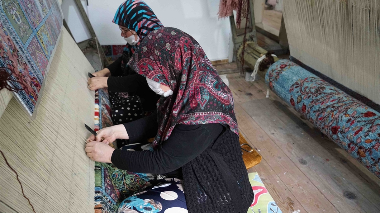 Kadınlara yönelik halı dokumacılığı kursu açmaya karar verdiklerini belirten Demirel, sözlerini şöyle sürdürdü: