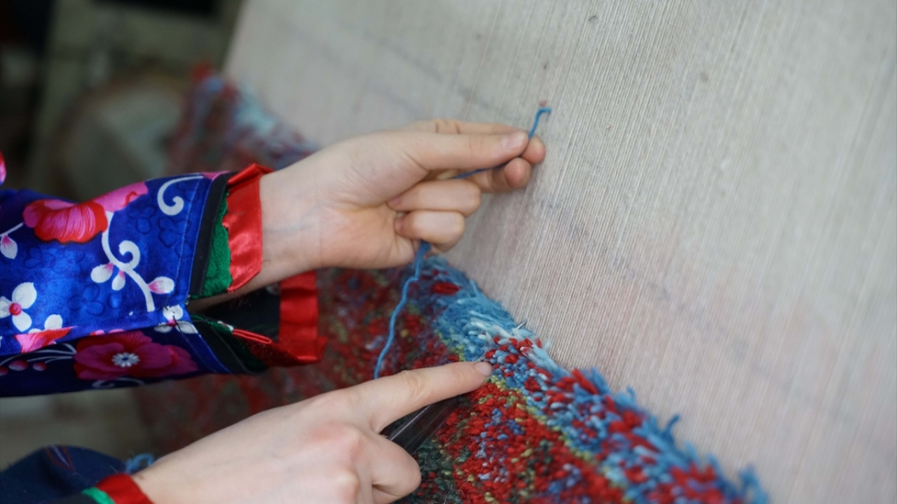 Demirel, mahalledeki kadınların kursa yoğun ilgi gösterdiğini ve kısa sürede halı dokumayı öğrendiklerini aktardı.