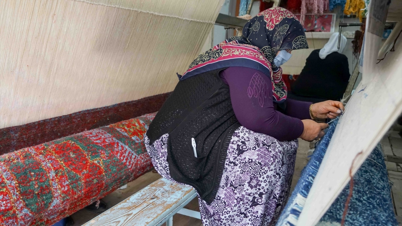 Çevre mahallelerden de kursa katılmak isteyenler olduğunu dile getiren Demirel, atölye yeterli olmadığı için kursa fazla kişi alamadıklarını kaydetti.