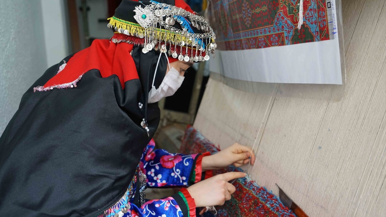 İşçioğlu, halı dokumacılığını öğrenen kadınların arasından usta öğreticiler de çıkabileceğine inandığını sözlerine ekledi.