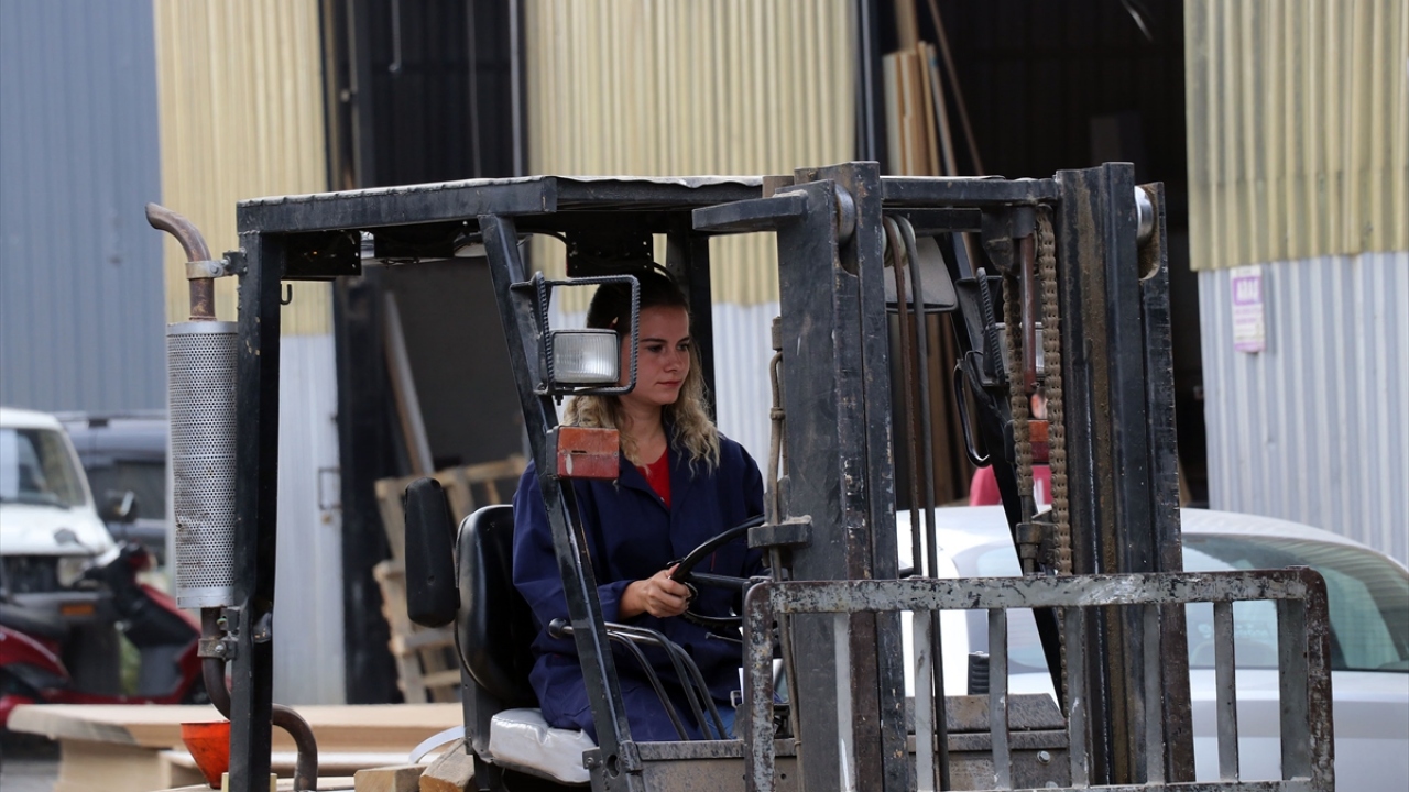 Akdeniz Üniversitesi Biyomedikal Cihaz Teknolojisi Bölümünden 2016 yılında mezun olan Mübeccel Sinem Elbir, marangozluk yapan babasının yanında çalışmaya başladı.