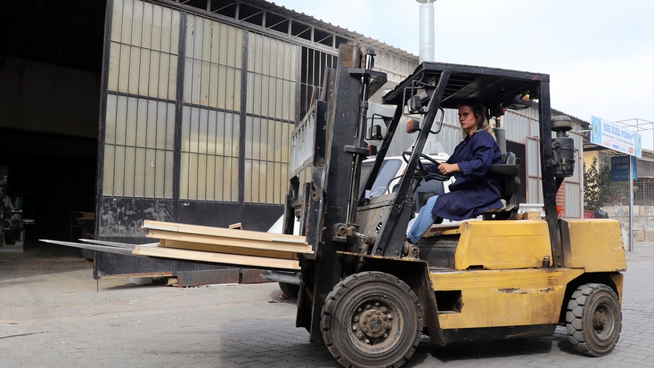 Aydın`da, KOSGEB`den aldığı 110 bin liralık destekle kapı imalathanesi işine giren 24 yaşındaki Mübeccel Sinem Elbir, istihdam sağladığı 3 kişiyle üretim yapıyor.