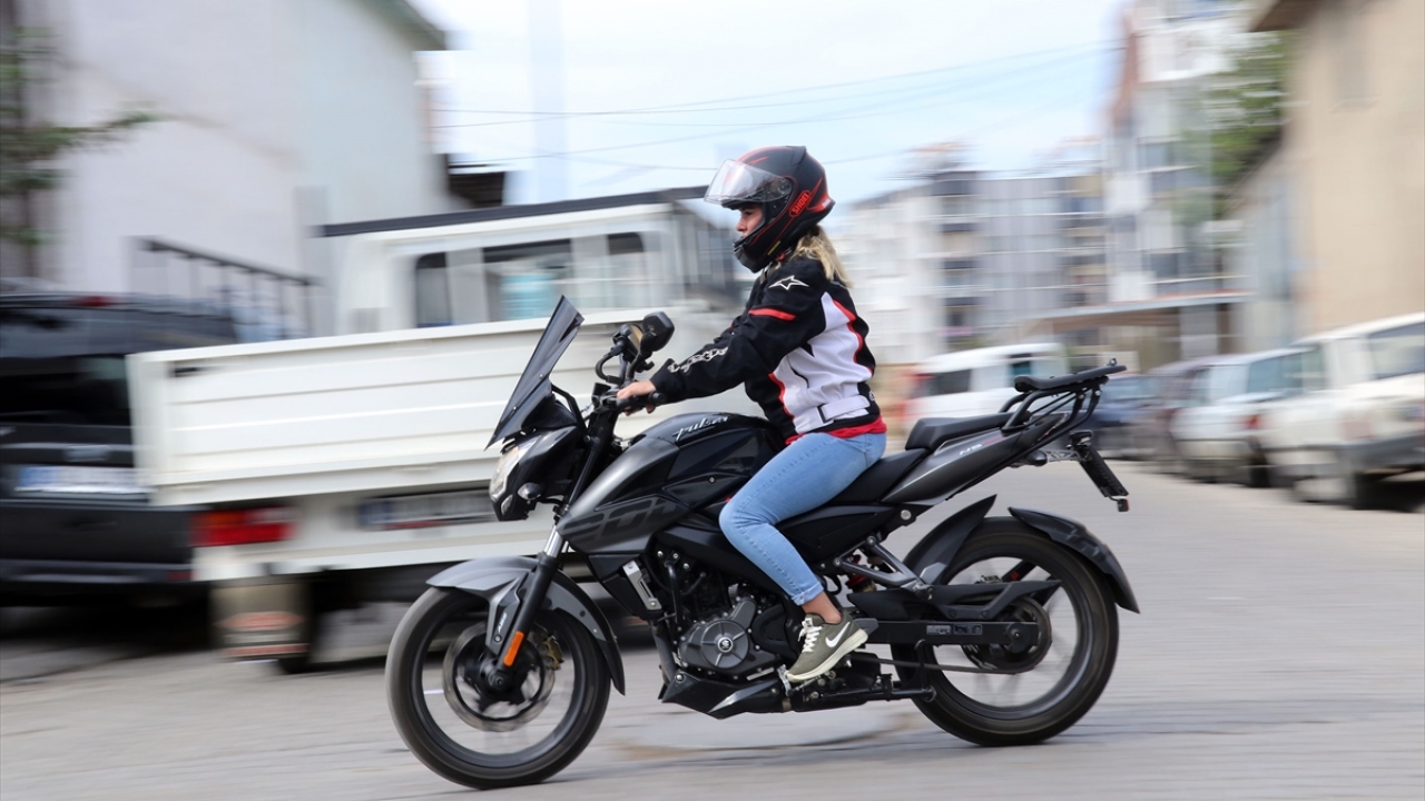 Her sabah tutkunu olduğu motosikletiyle iş yerine gelen genç kadın, önlüğünü giyip tezgahın başına geçiyor. 