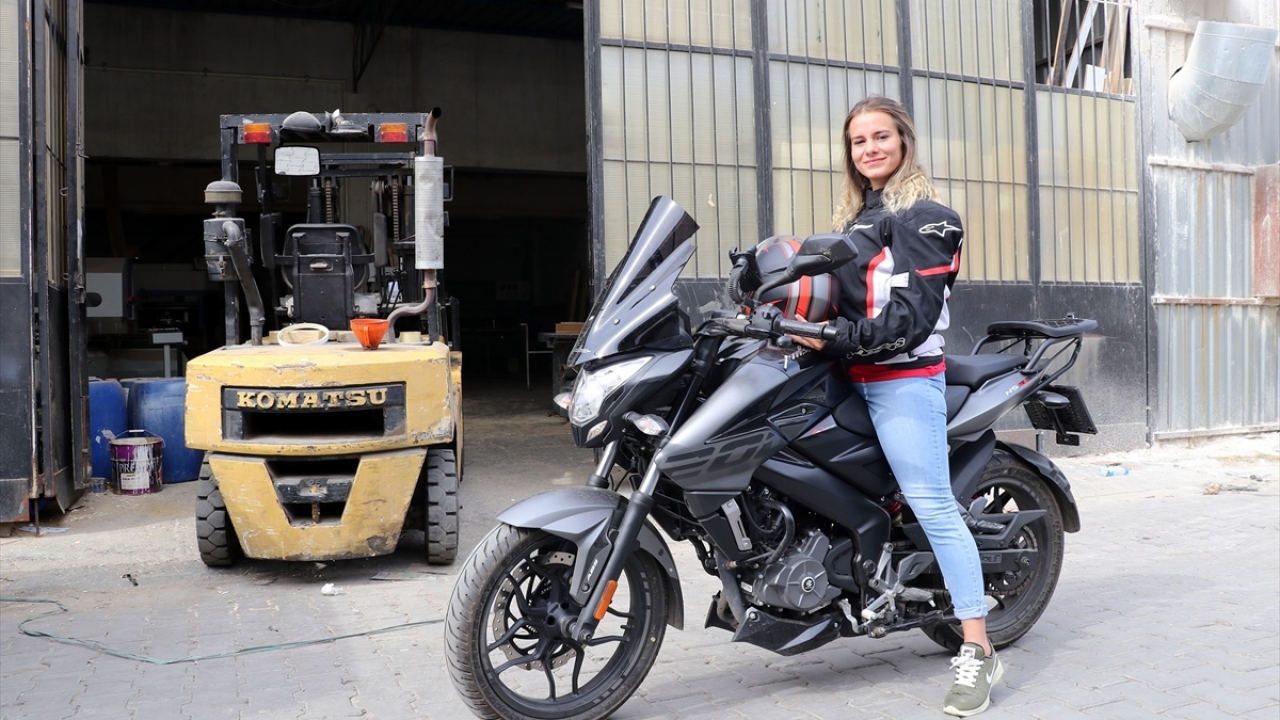 Dükkanına gelen ürünleri işçilerle indiren Elbir, kullandığı forkliftle kapıları taşıyor.