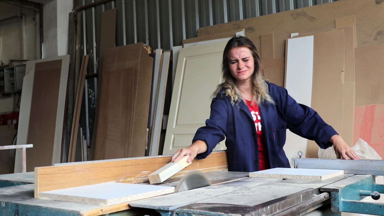 Kısa sürede sanayide tanınan "Mübeccel Usta" çalışma azmiyle dikkati çekiyor.