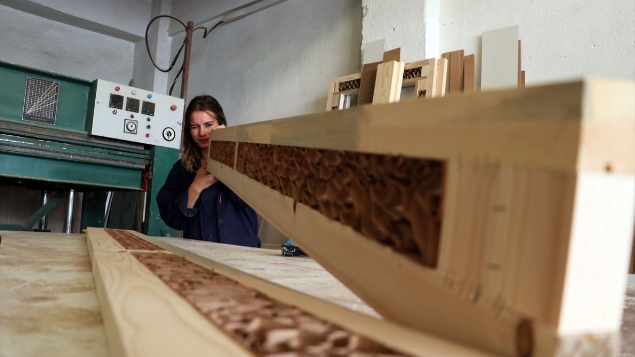 KOSGEB Aydın İl Müdürü Sadullah Dülger de genç kadının aldığı hibeyle iş hayatını başarılı bir şekilde sürdürmesinin kendilerini gururlandırdığını söyledi. 