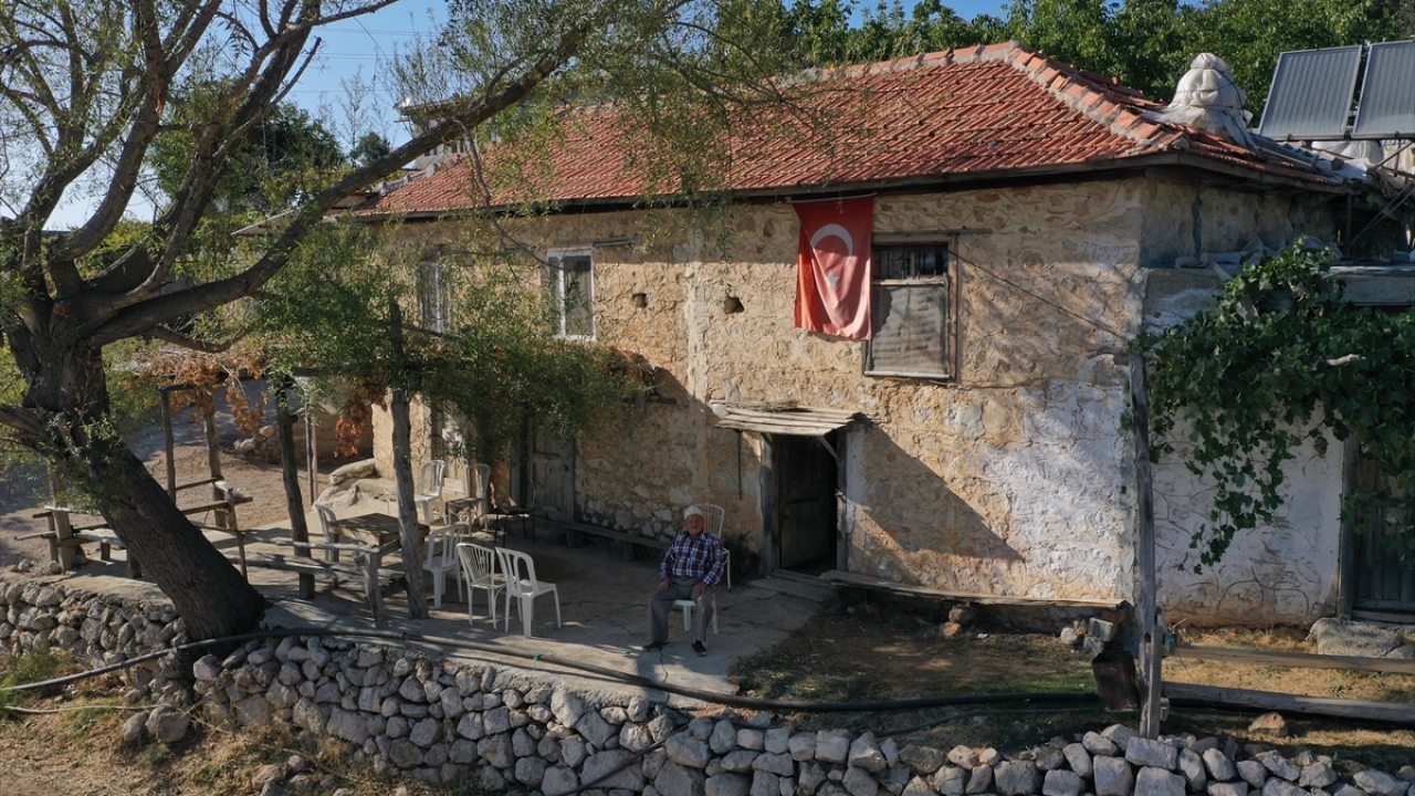 Yayla Çavdır Mahallesi`nde, 1969 yılında evinin altına bakkal dükkanı açan Abdurrahman Karataş, uzun yıllar burada esnaflık yaptı.