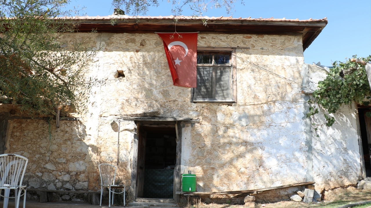 Babasının vefatından sonra bakkalı işletmeye başlayan Baki Karataş, açıldığı ilk günkü halini koruduğu bakkalı, 16 yıldır işletmeyi sürdürüyor.