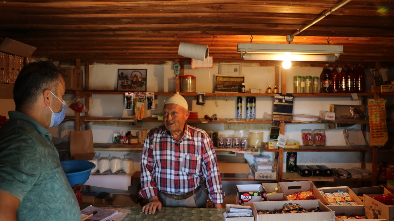 Karataş, babasından gördüğü gibi, bakkala gelenleri lokum ve bisküvi gibi ikramlarda bulunmadan göndermiyor.