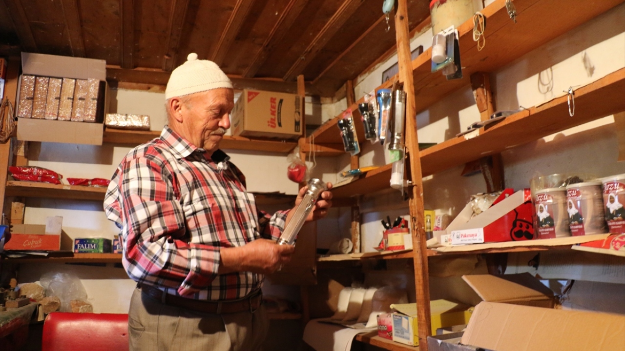 Bakkalın rafları da dahil hemen hemen hiçbir yerini değiştirmeyen Karataş, işi olmadığında yine babasından kalan sandalyede oturarak eski günleri yad ediyor. 