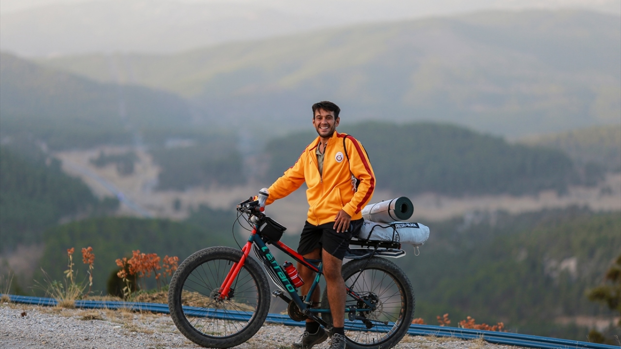 Bu kapsamda izole bir hayat sürmeye çalışan Sağlam, 7 ay önce kalabalık ortamlarda bulunmamak için toplu ulaşım yerine bisiklete binmeye başladı.