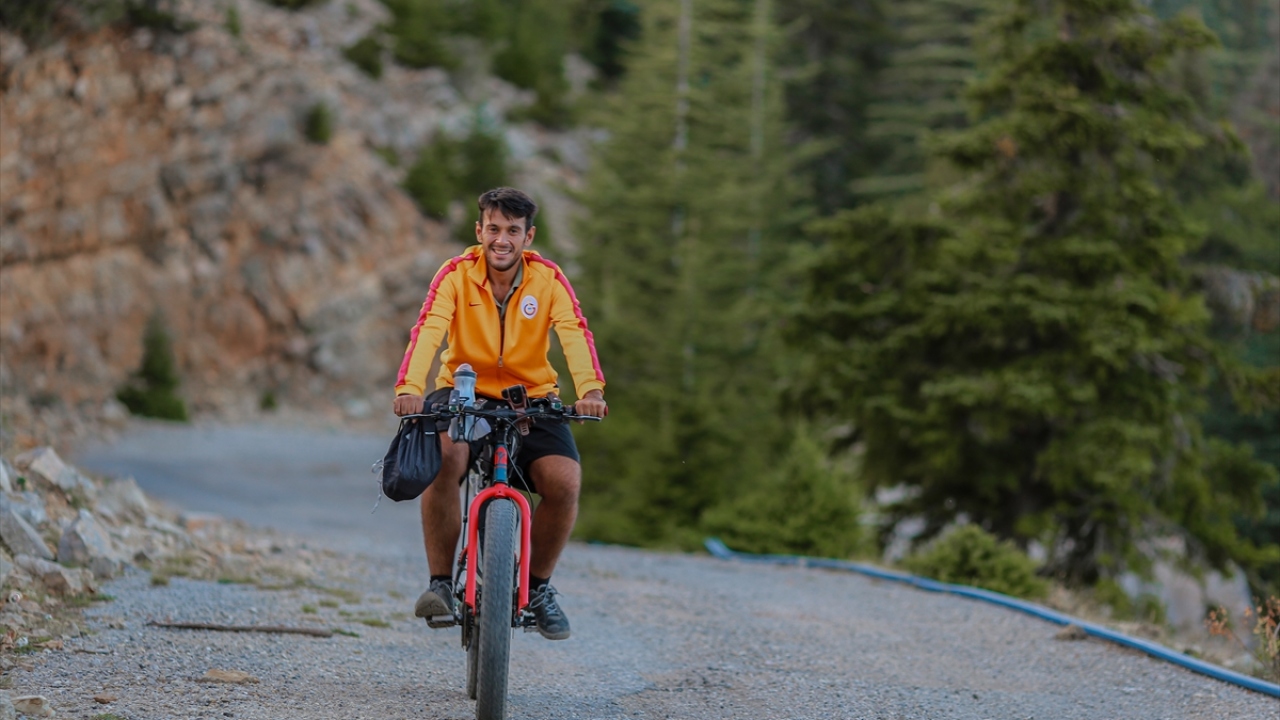 Her yere bisikletle giden, genelde kimsenin olmadığı yerlerde vakit geçiren Sağlam, hafta sonları da 2500 rakımlı yaylalarda doğayla iç içe bir yaşam sürüyor.