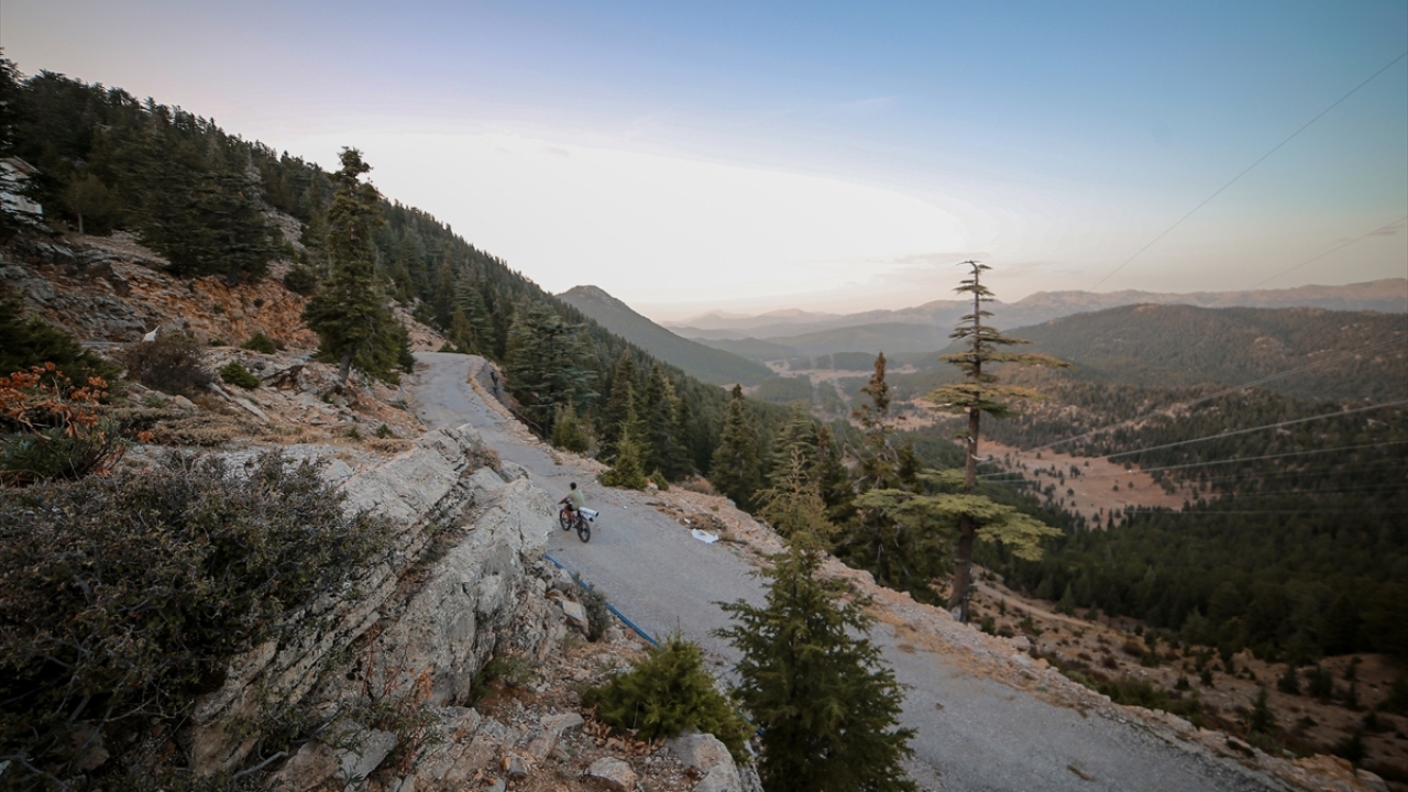 Bazen kilometrelerce pedal çeviren, düzenli ve sağlıklı beslenmenin de etkisiyle fazla kilolarından kurtuldukça daha mutlu olan Sağlam, bisikletle diyet yapmadan 113 kilodan 78 kiloya düştü.