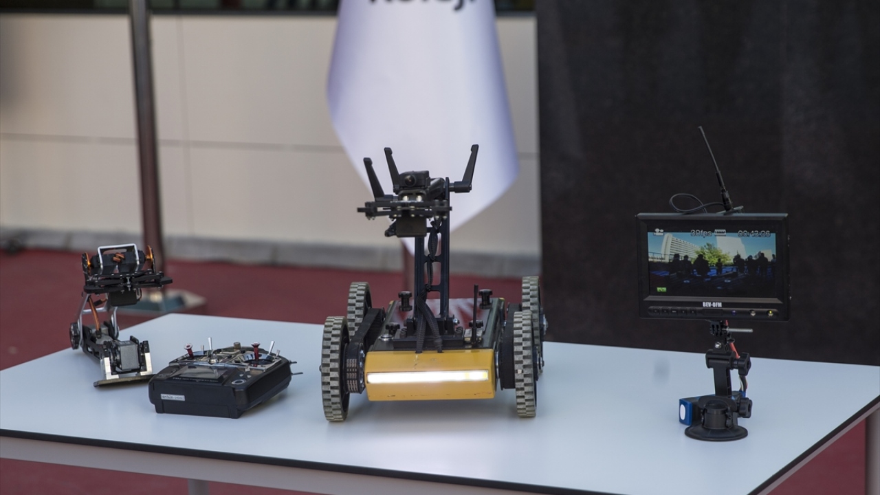 Bir kişinin tek başına taşıyabileceği boyutta ve ağırlıkta olan robot, fünyeyi şüpheli paketin yanına güvenle intikal ettirerek bunun güvenli bir uzaklıkta patlatılmasını sağlıyor.