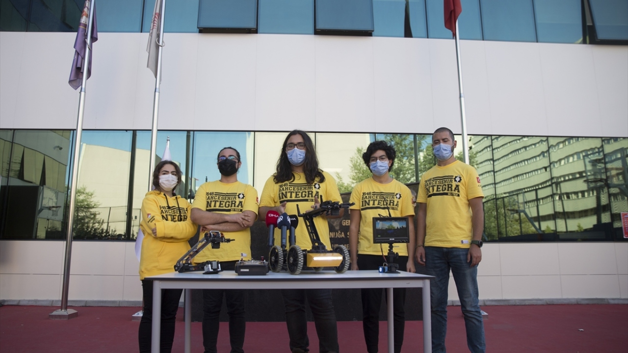 Robotik takımı olarak robotlara Türk isimleri vermeyi tercih ettiklerini vurgulayan Yıldız, bomba imha robotuna kaldırabildiği ağırlıktan dolayı "Naim" ismini verdiklerini dile getirdi.