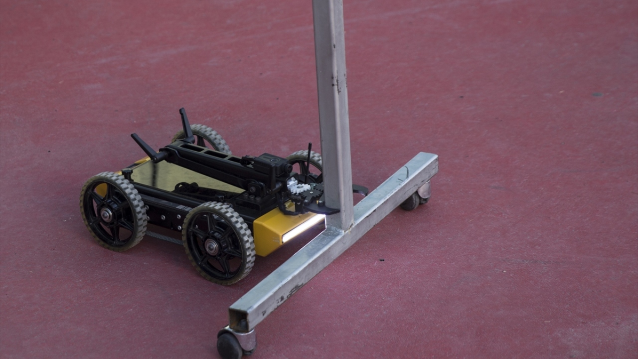 Robotik Takım Integra 3646`da lise öğrencileri Murathan Güneş, Karin Dağ, Boran Ocak ve danışman olarak Anıl Cici yer alıyor.