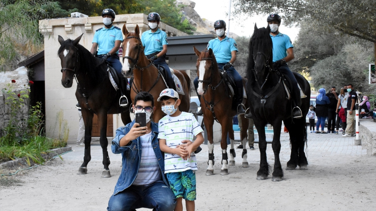 Bölgeye gelen turistler, duvar gibi dik, derin ve dar vadinin tabanındaki Melendiz Çayı`nın kıyısında, 3,5  ile 7 ve 14 kilometrelik üç güzergahta trekking yapma imkanı buluyor. 