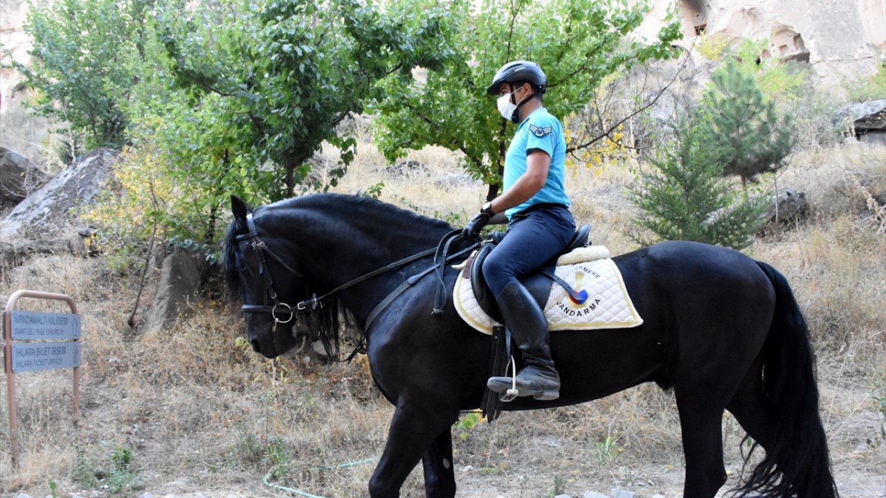 Bölgenin coğrafi yapısından dolayı motorlu araçların giremediği kısımlarda devriye görevi yapan atlı timlere yoğun ilgi gösteren turistler, bol bol fotoğraf çektiriyor. 
