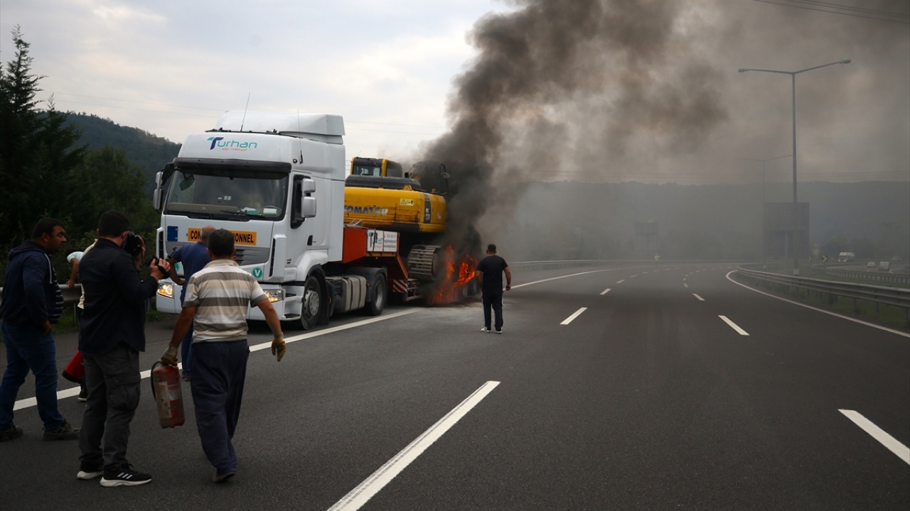 Tırın lastiklerinden alev aldığını gören sürücü Aydın, durumu itfaiye ve polis ekiplerine bildirdi.