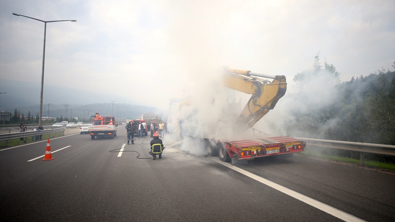 Yangında, tırın çekici kısmında maddi hasar oluştu.