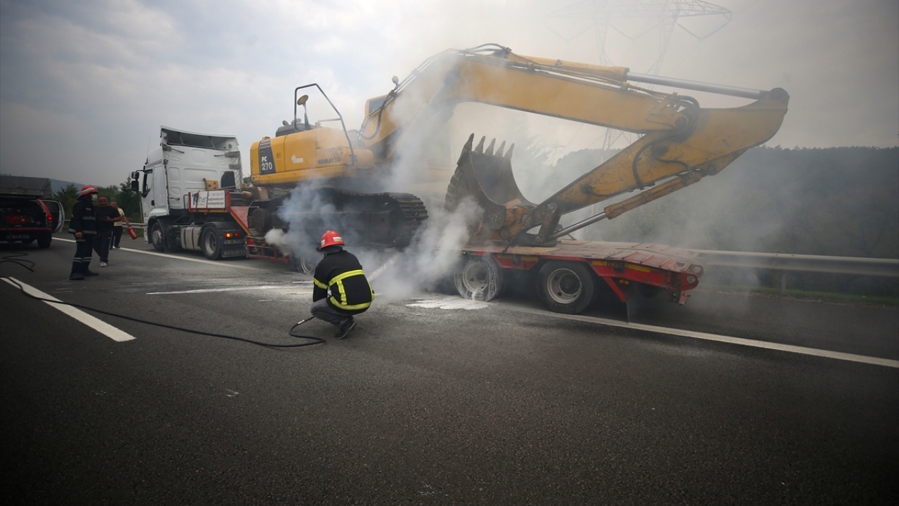 Öte yandan, yangın nedeniyle otoyolun istanbul istikametinin iki şeridi ulaşıma kapatıldı.