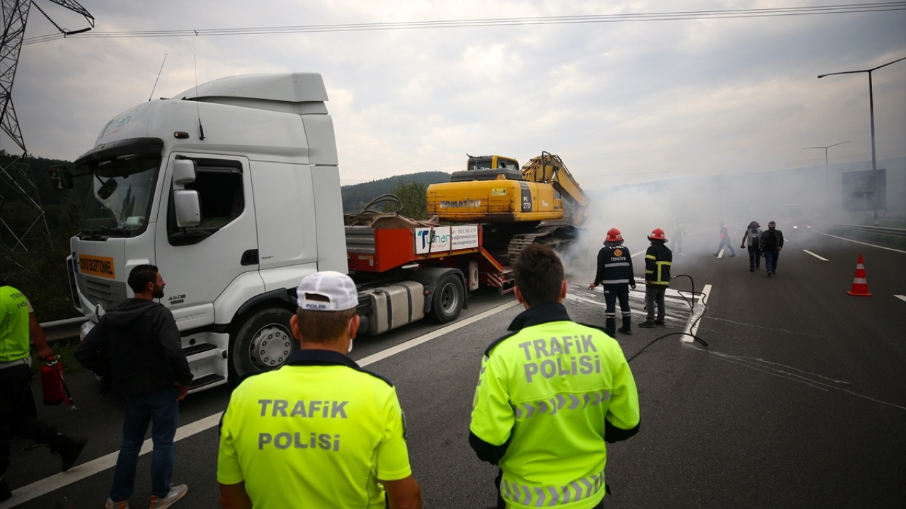 Tek şeritten ulaşımın sağlandığı yolda aracın kaldırılması trafiğin normale döneceği belirtildi.