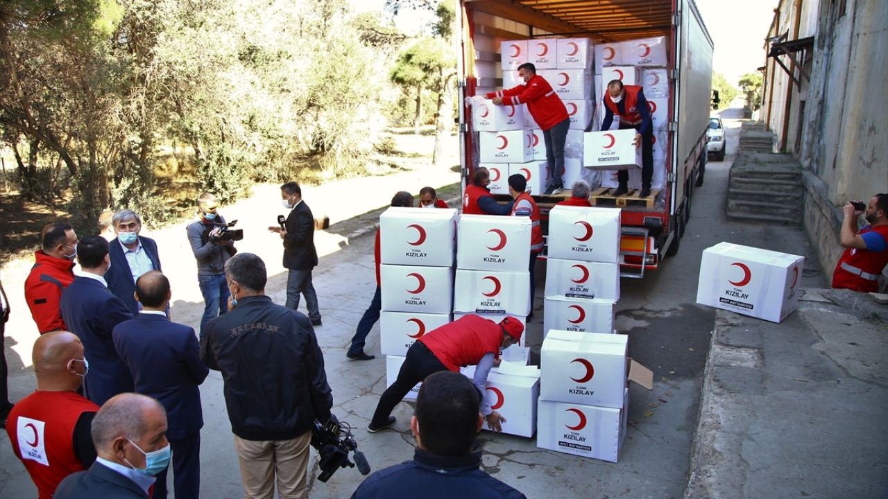Yardım malzemeleri, daha sonra çatışmaların yaşandığı bölgelerde yaşayan sivillere ulaştırılmak üzere Azerbaycan Kızılayın deposuna konuldu.