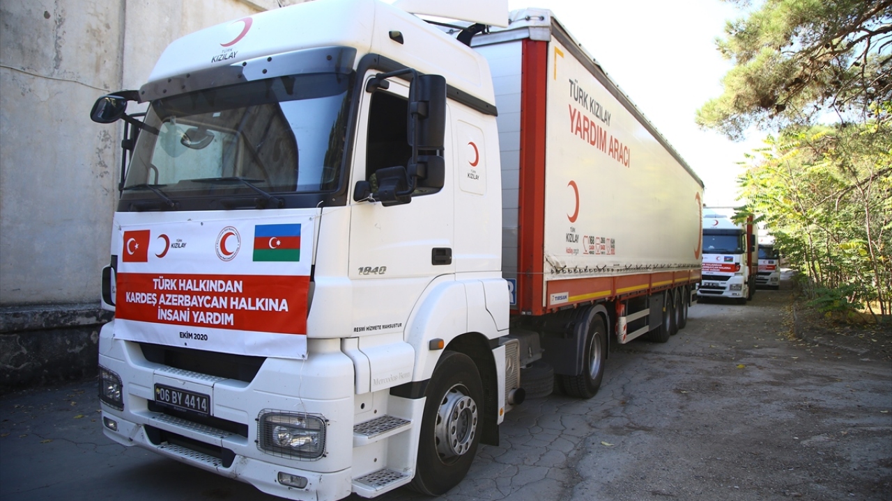 250 adet 16 metrekarelik, 6 kişinin barınabileceği afet çadırı, 3 bin battaniye, 500 yatak, 288 mutfak seti, yaklaşık 1,2 milyon liralık insani yardım malzemesini taşıyan 4 tır, 9 Ekim`de Ankara`dan yola çıkmıştı.