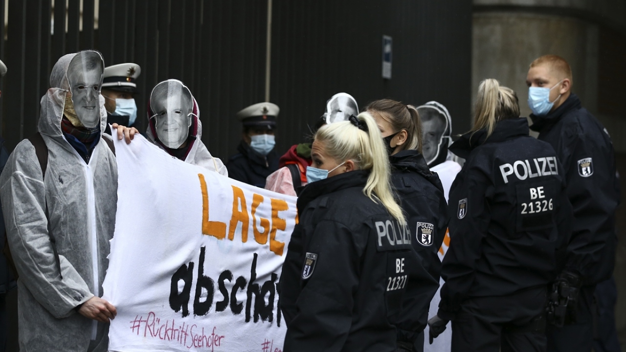 Polis gösteride güvenlik önlemi aldı.