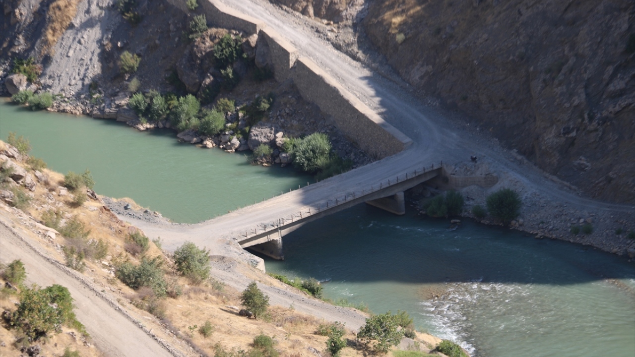 Yapımına 2014 yılında başlanan, Türkiye`nin en yüksek köprüsü olan Botan Çayı üzerindeki Beğendik Köprüsü ile Bitlis Küçüksu-Hizan-Pervari Siirt yolu, Van`dan Pervari`ye seyahat süresini 5 saatten 2 saate indiriyor.