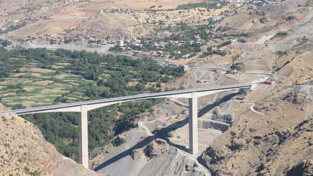 Seyahat süresini kısaltan köprü ulaşımda sağladığı konforla da bölge halkını sevindirdi.