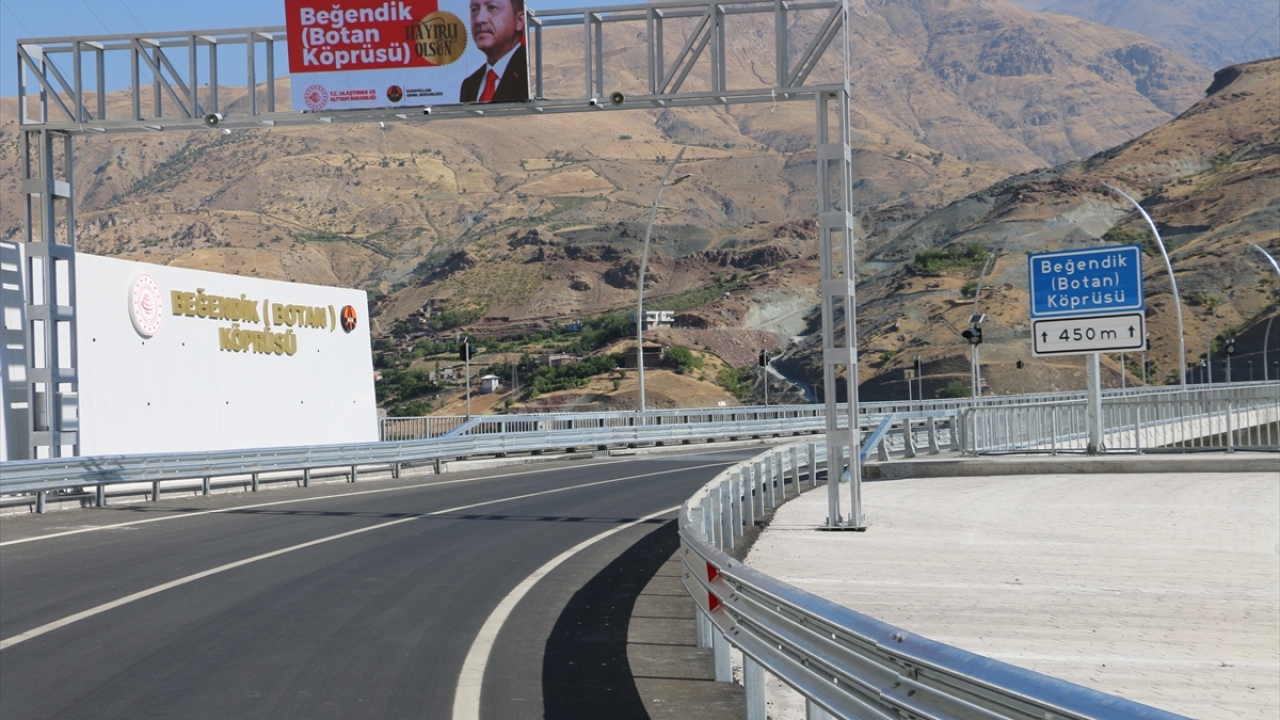 Muaz Selçuk da emeği geçenlere teşekkür ederek, köprünün ulaşımda mesafeleri kısalttığını bildirdi.