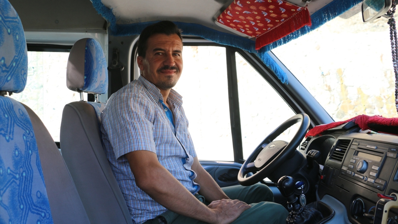 Münevver Uslu ise yolcu taşımacılığı yaptığını aktararak, kısa sürede Hizan ve Van`a ulaşabilmenin mutluluğunu yaşadıklarını kaydetti.