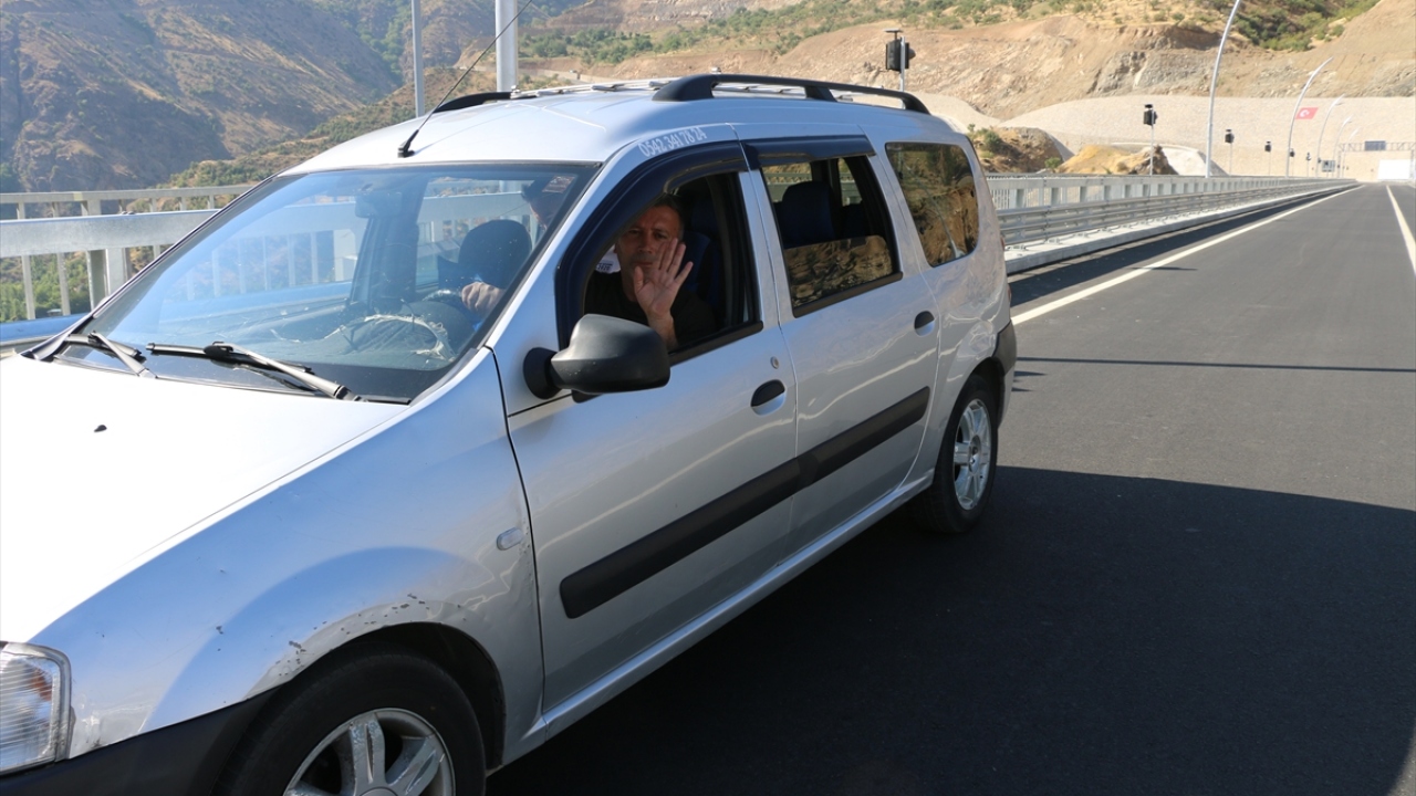 Selçuk, "Köyden ilçeye ve Siirt`e çok rahat gidebiliyoruz. Yıllar sonra bu nimete kavuştuk. Allah devletimize ve milletimize zeval vermesin." ifadelerini kullandı.