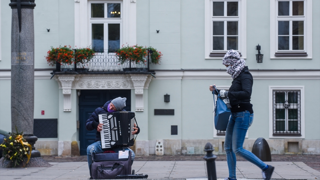 Polonya’da virüs kaynaklı günlük can kaybı mart ayından bu yana en yüksek seviyeye ulaşarak rekor kırdı. 