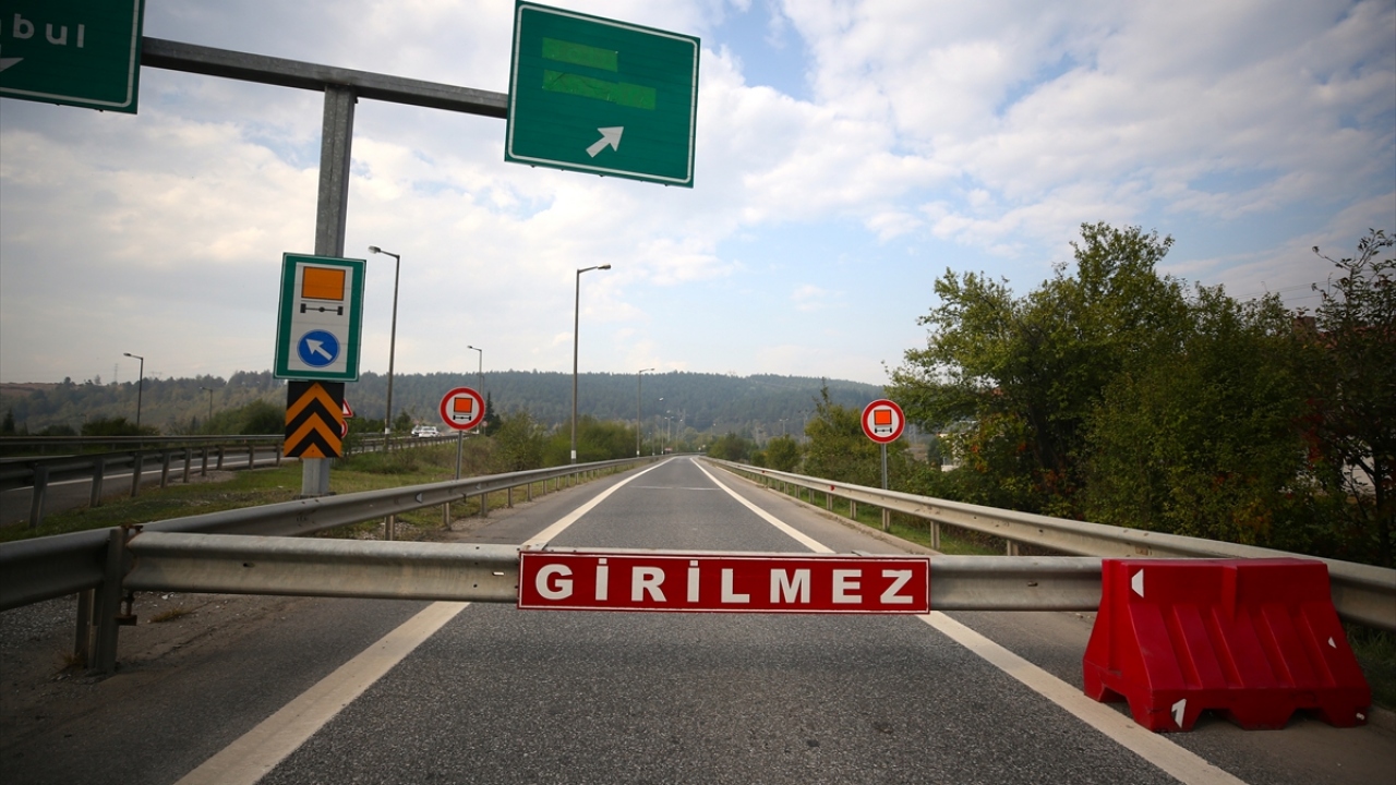 Otoyolun Ankara yönü ile Kaynaşlı gişelerinde, Karayolları ekipleri ve Bölge Trafik Denetleme Şube Müdürlüğü ekiplerince işaretleme çalışması yapıldı. 