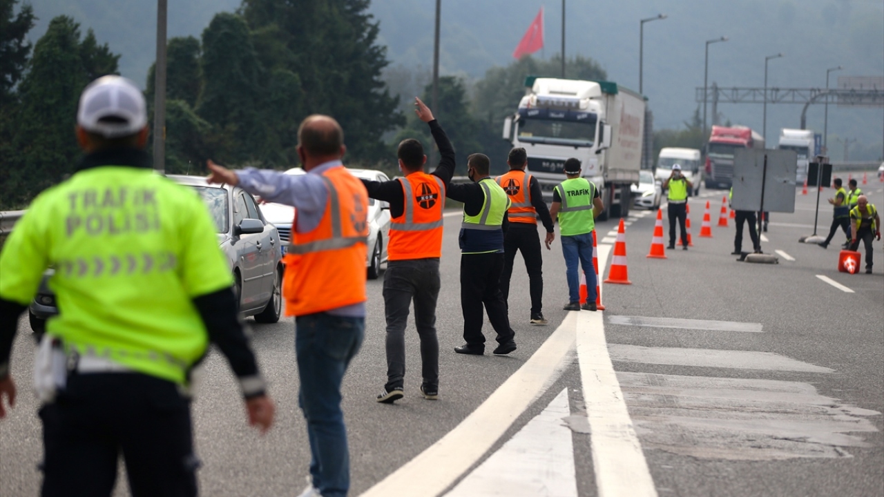 Daha sonra otoyolun İstanbul-Ankara yönü trafiğe kapatılarak, sürücüler, Kaynaşlı Kavşağı`ndan D-100 kara yoluna yönlendirildi. 